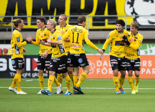 Elfsborgs jublar efter 2-0 målet av Mikkel Beckmann som här klappas om av Simon Hedlund till höger i bild