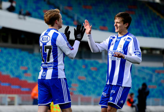 Sam Larsson jublar tillsammans med Lasse Vibe  efter att ha gjort 4-2