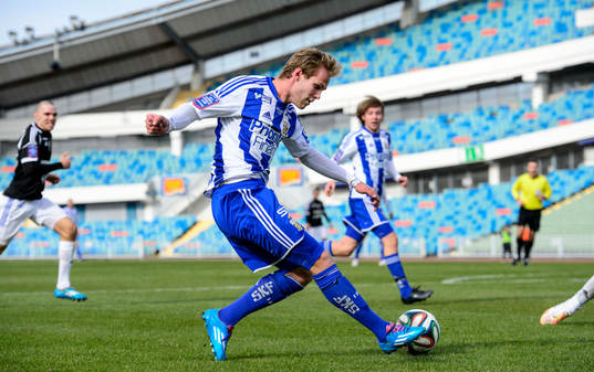 IFK Göteborgs Gustav Engvall gör ett inlägg