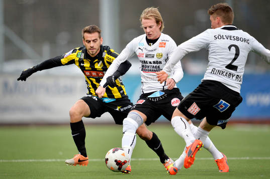 Häckens Björn Anklev jagar Mjällbys Anton Dahlström