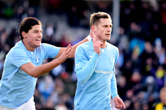 Malmös Markus Rosenberg (th) gör 2-0 och jublar tillsammans med Miiko Albornoz