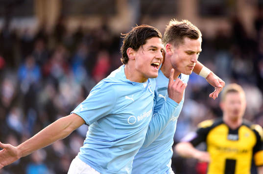 Malmös Markus Rosenberg jublar med Miiko Albornoz efter han gjort 2-0