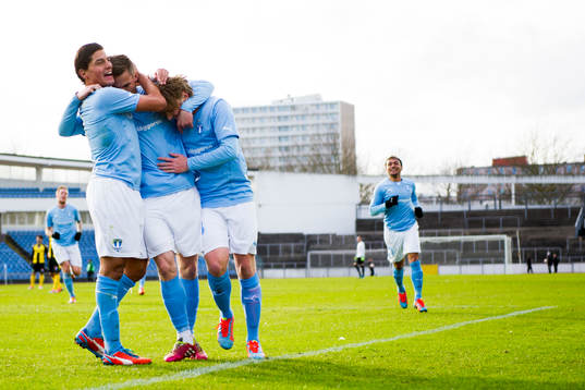 Malmös Miiko Albornoz och Emil Forsberg firar Markus Rosenberg efter 2-0