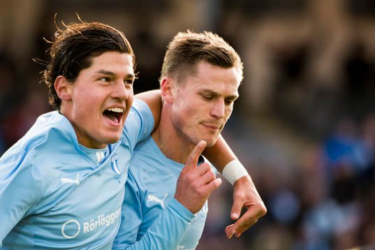 Malmös Markus Rosenberg jublar tillsammans med Miiko Albornoz efter 2-0