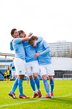 Malmös Miiko Albornoz och Emil Forsberg firar Markus Rosenberg efter 2-0