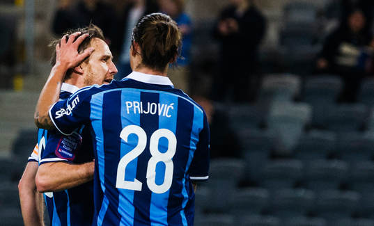 Djurgårdens Andreas Johansson  jublar och kramas om av