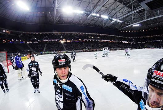 Sandvikens Stefan Söderholm och Daniel Bäck argumenterar med domaren