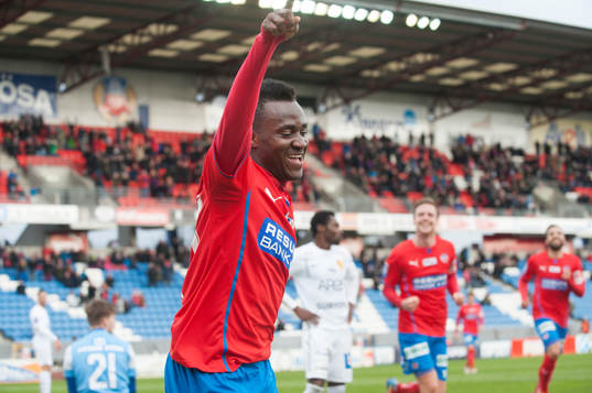 Helsingborgs David Accam har gjort 2-1 och jublar i matchen