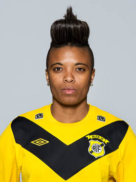 Damfotbollsspelaren Elaine Estrela Moura, Älta, poserar för ett porträtt den 17 mars 2014 i Solna.