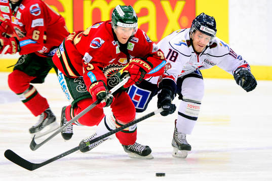 Frölundas Tom Nilsson jagas av Linköpings Jonas Almtorp