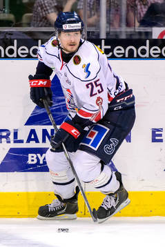 Linköpings Johannes Salmonsson med pucken