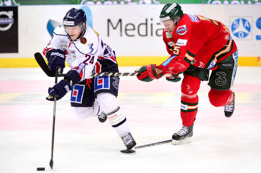 Linköpings Fredric Andersson jagas av Frölundas Christian