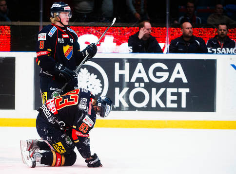 Djurgårdens Dustin Johner  ligger kvar på isen