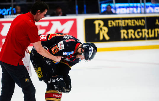 Djurgårdens Dustin Johner  har ont och leds av isen