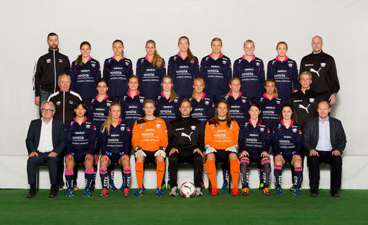  Joakim Karlsson, Emma Lennartsson, Mariann Gajhede, Charlotte Rohlin, Jennie Nordin, Fridolina Rolfö, Stina Blackstenius, Magdalena Eriksson, Anders Jakobson, Mellersta raden från vänster: Rolf ”Loben” Gustavsson, Renee Slegers, Kristine Minde, Linda Sällström, Pernille Harder, Jonna Andersson, Jessica Samuelsson, Fredrik Viklund, Nedre raden från vänster: Christer Mård, Aya Noguchi, Tove Almqvist, Lina Ringshamre, Martin Sjögren, Katlynn Fraine, Maja Krantz, Venera Rexhi, Anders Mäki. 