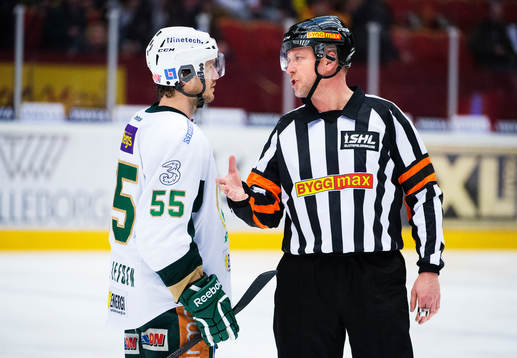 Färjestads Ole-Kristian Tollefsen pratar med domare Ulf