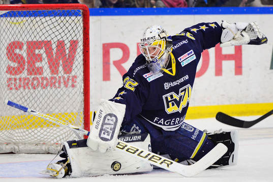 s målvakt Gustaf Wesslau räddar ett skott