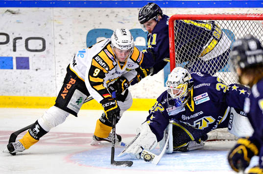 s målvakt Gustaf Wesslau och Anssi Salmela