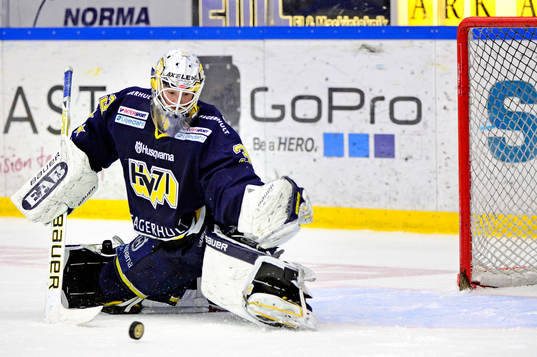 s målvakt Gustaf Wesslau räddar