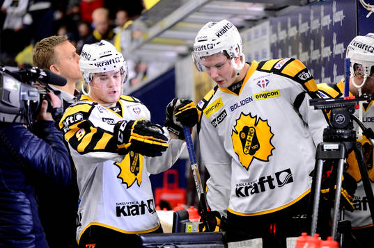 Skellefteås Viktor Arvidsson och Oscar Sundqvist kollar