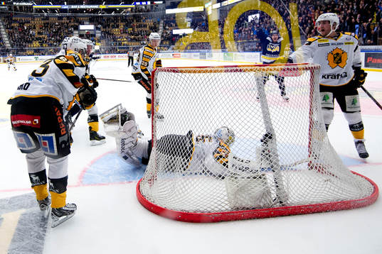 s Eric Christensen skjutit mot mål