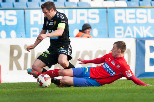 Helsingborgs Anton Kinnander och Gais Kenneth Gustafsson  i matchen i Svenska Cupen mellan Helsingborg och Gais i Helsingborg 22 mars 2014.