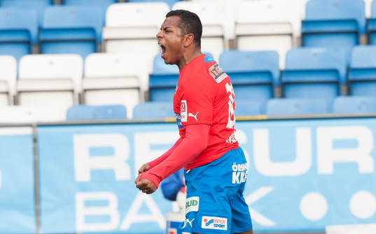 Helsingborgs Alvaro Santos har gjort 2-1 och jublar mot Gais-supportrarna som blir irriterade på Santos i matchen i Svenska Cupen mellan Helsingborg och Gais i Helsingborg 22 mars 2014.