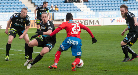 Helsingborgs David Accam skojar med Gais-försvaret i matchen i Svenska Cupen mellan Helsingborg och Gais i Helsingborg 22 mars 2014.