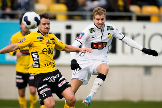 Häckens Simon Gustafson och Elfsborgs Henning Hauger i kamp