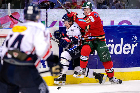 Frölundas Nicklas Lasu tacklar en spelare från Linköpings