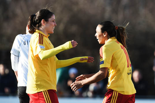 Tyresös Madelaine Edlund och Marta Viera Da Silva jublar efter 8-1