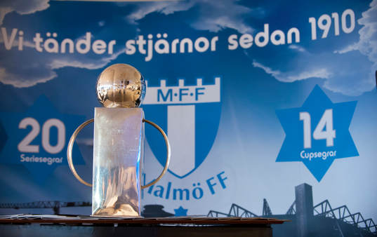   Lennart Johanssons pokal vid fotbollens allsvenska upptaktsträff 25 mars 2014.
