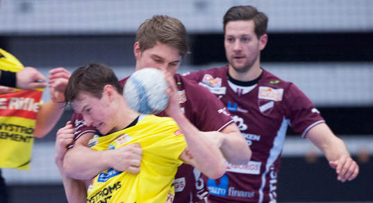  Hårda tag i matchen i elitserien i handboll mellan Lugi och Rimbo i Lund 25 mars 2014.
