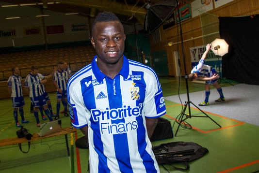 Malick Mané vid en studiofotografering med IFK Göteborg i Partille den 26 mars 2014.