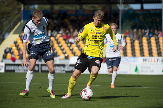 Mjällbys  David Löfquist  i kamp om bollen