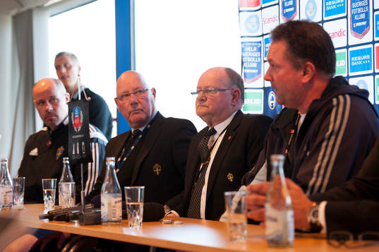  Domaren Martin Hansson, säkerhetsdelegat Stefan Winqvist, matchdelegat Pelle Höög och Djurgårdens VD Henrik Berggren