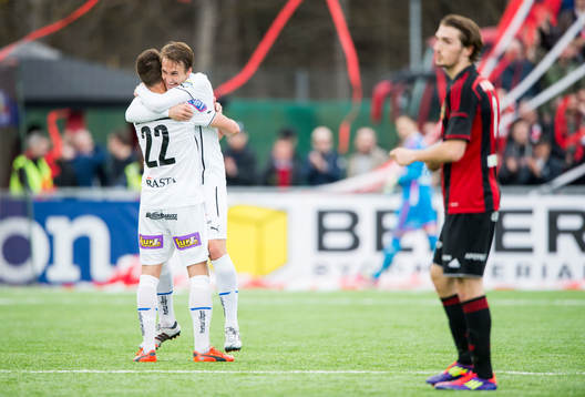 Kalmars Melker Hallberg och Tor Øyvind Hovda kramas om i