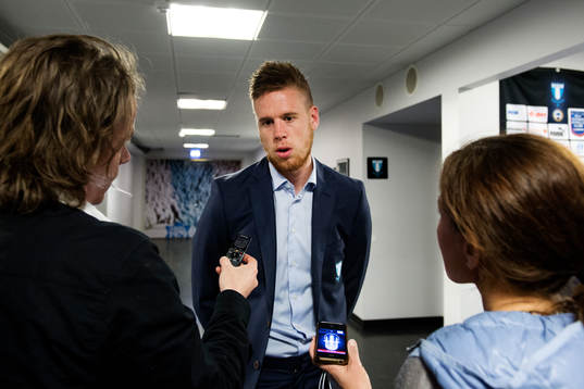 Malmö FFs Pontus Jansson pratar med media