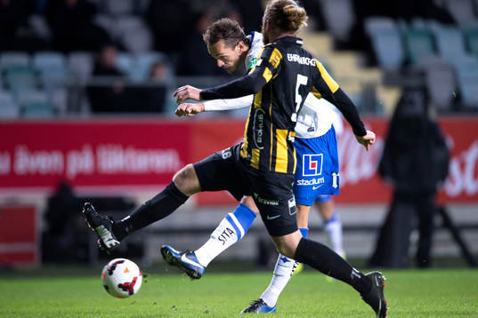 Norrköpings Emir Kujovic skjuter bollen