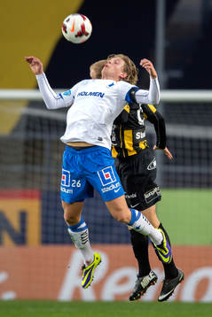 Norrköpings Alexander Fransson får en knuff i ryggen av