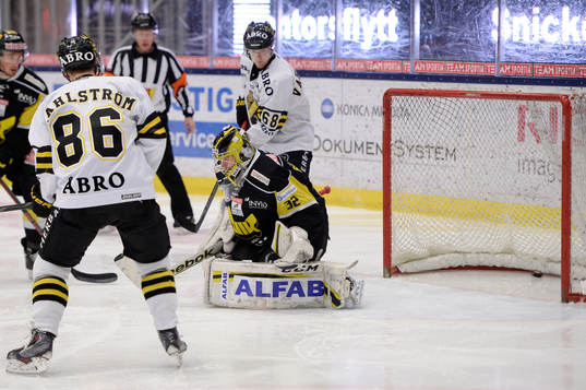 2-0 går in bakom Västerås målvakt Jonas Fransson