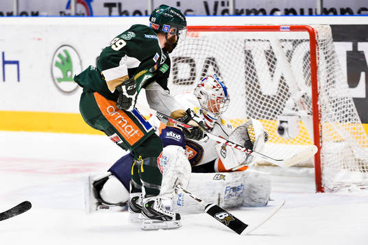 Växjös målvakt Teemu Lassila räddar ett friläge från