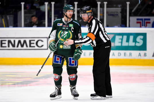 Färjestads Ole-Kristian Tollefsen pratar med domare Ulf