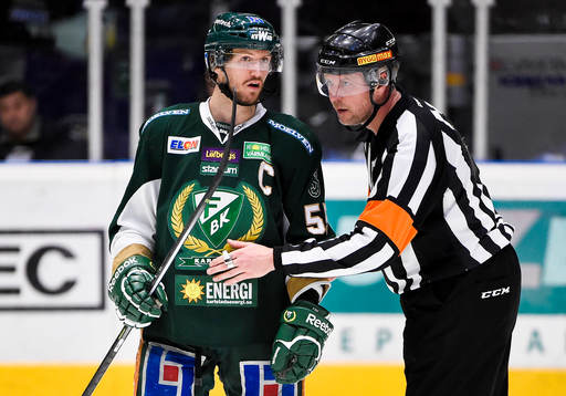 Färjestads Ole-Kristian Tollefsen pratar med domare Ulf