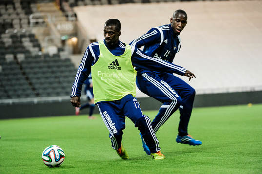 Yussif Chibsah och Mark Mayambela i närkamp