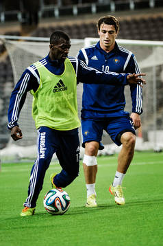 Yussif Chibsah  och Erton Fejzullahu  i närkamp