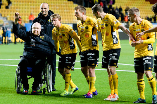 Elfsborgs manager Klas Ingesson och tränare Jan Mian tackar publiken tillsammans med laget