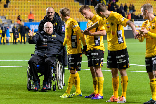 Elfsborgs manager Klas Ingesson och tränare Jan Mian tackar publiken tillsammans med laget