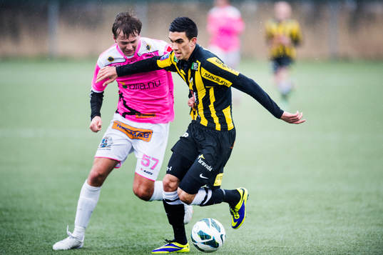 Häckens Daniel Krezic håller undan Landskronas Martin Svensson i fotbollsmatchen mellan BK Häcken och Landskrona BoIS i U19 Allsvenskan Södra den 05 januari 2014 i Göteborg .