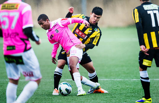 Landskronas Noha Manna och Häckens Mark Fezarit i närkamp i fotbollsmatchen mellan BK Häcken och Landskrona BoIS i U19 Allsvenskan Södra den 05 januari 2014 i Göteborg .